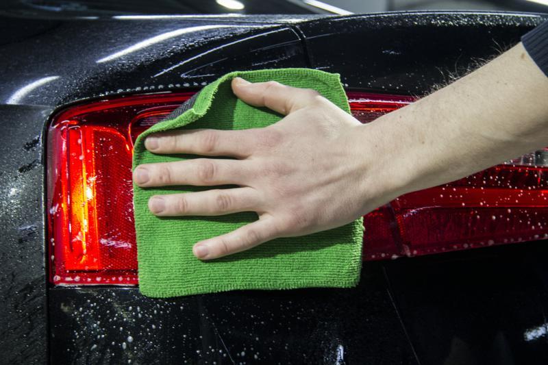 Защита задних фонарей на автомобиле Audi A6 полиуретановой стайлинг пленкой DYNOsmoke