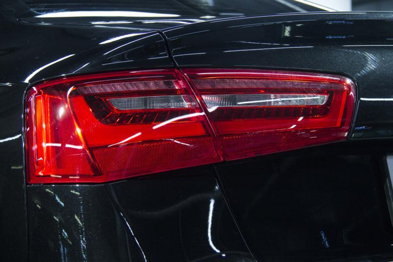 Защита задних фонарей на автомобиле Audi A6 полиуретановой стайлинг пленкой DYNOsmoke