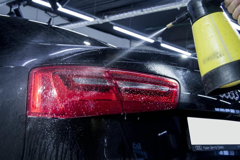 Защита задних фонарей на автомобиле Audi A6 полиуретановой стайлинг пленкой DYNOsmoke