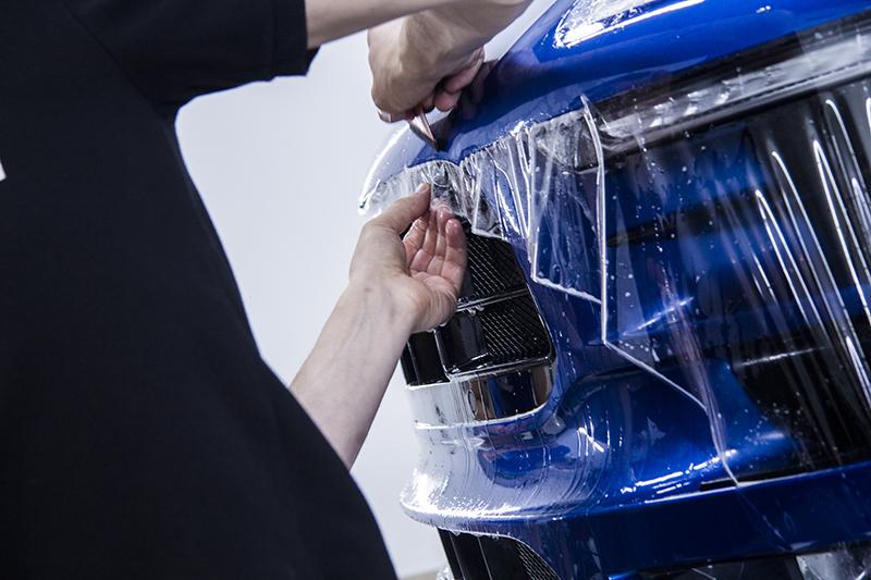 Оклейка зоны риска на автомобиле Porsche Macan защитной пленкой STEK DYNOshield